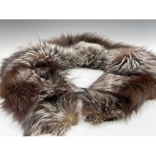 2807 - A fine quality silver fox fur collar.