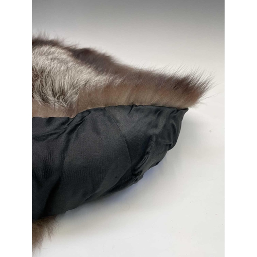 2807 - A fine quality silver fox fur collar.