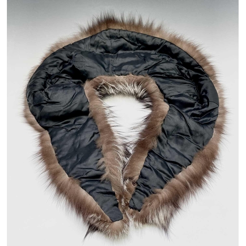 2807 - A fine quality silver fox fur collar.