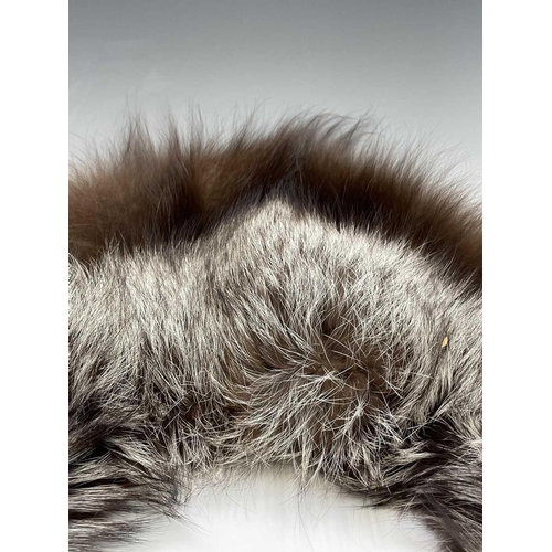 2807 - A fine quality silver fox fur collar.