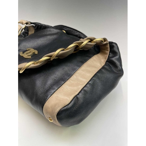 2829 - Chanel. Vintage bag, Olsen model. Black lambskin with contrasting beige lambskin and chain shoulder ... 