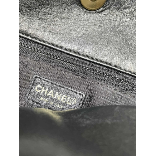 2829 - Chanel. Vintage bag, Olsen model. Black lambskin with contrasting beige lambskin and chain shoulder ... 