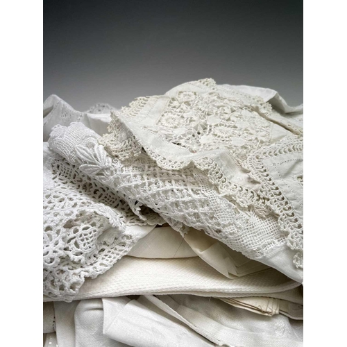 2835 - A collection of lace, doilies etc.