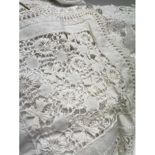 2835 - A collection of lace, doilies etc.