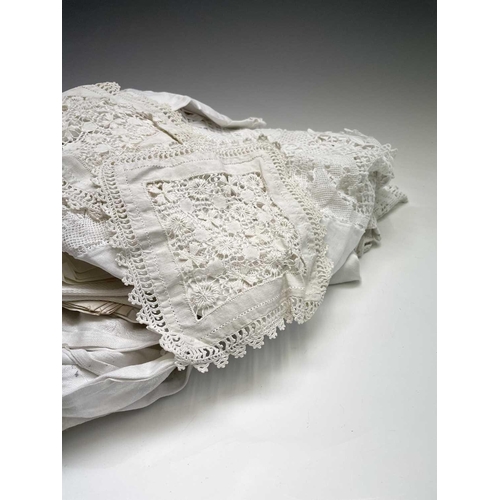 2835 - A collection of lace, doilies etc.