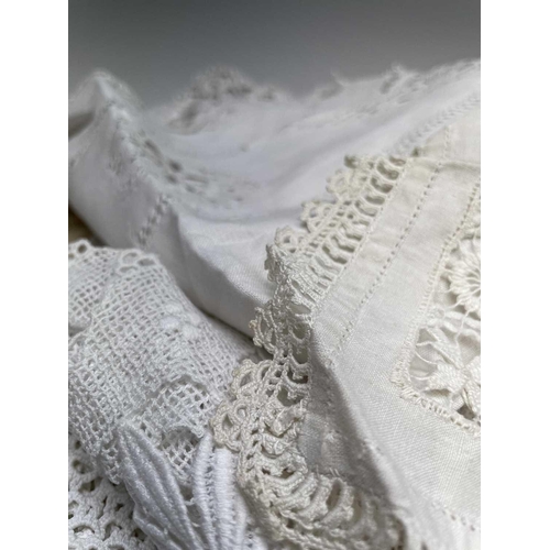 2835 - A collection of lace, doilies etc.