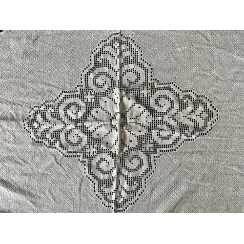 2844 - A machine lace counterpane with large cherub motifs, 220 x 220cm approx. (plus 20 cms fringing).