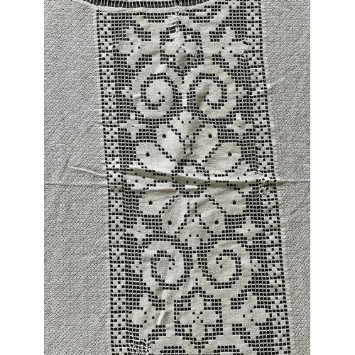 2844 - A machine lace counterpane with large cherub motifs, 220 x 220cm approx. (plus 20 cms fringing).