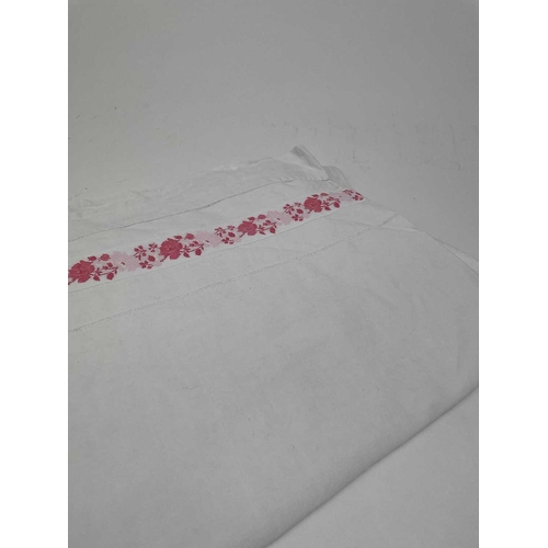 2846 - A quantity of linen and cotton sheets, a mixture of decorative and plain.