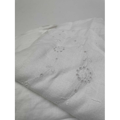 2846 - A quantity of linen and cotton sheets, a mixture of decorative and plain.