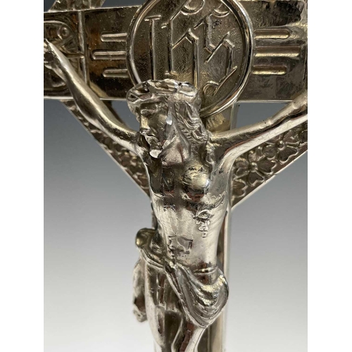 285 - An Art Deco period chromium plated altar crucifix, cast with the figures of Christ, the Virgin Mary,... 