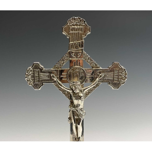 285 - An Art Deco period chromium plated altar crucifix, cast with the figures of Christ, the Virgin Mary,... 