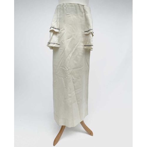 2852 - A ladies Edwardian cream wool suit, cream silk lined, of a jacket and skirt with embroidered details... 