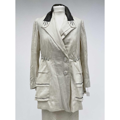 2852 - A ladies Edwardian cream wool suit, cream silk lined, of a jacket and skirt with embroidered details... 