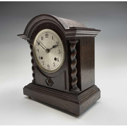 2905 - An oak cased mantel clock, with twist side supports, British Jerome movement, height 30cm.