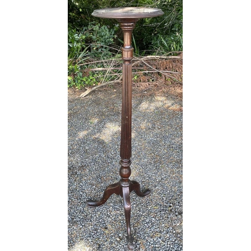 3054 - A mahogany torchere, of George III design, 1920s, with turned and fluted column on tripod base, heig... 