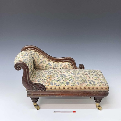 3070 - A Victorian miniature mahogany chaise lounge, possibly an apprentice piece or for a doll, with scrol... 