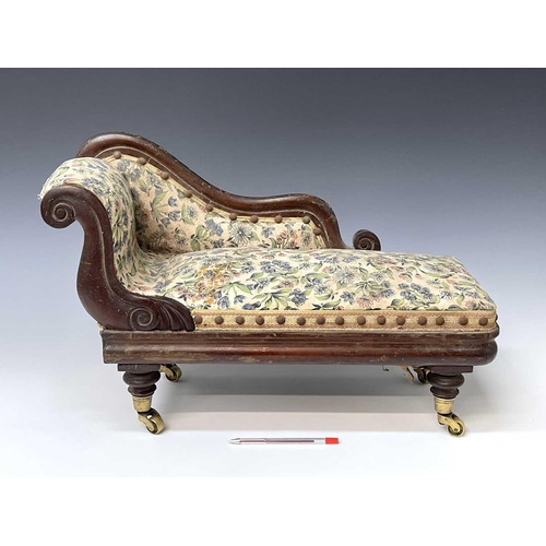 3070 - A Victorian miniature mahogany chaise lounge, possibly an apprentice piece or for a doll, with scrol... 