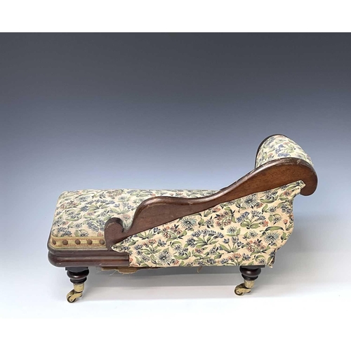 3070 - A Victorian miniature mahogany chaise lounge, possibly an apprentice piece or for a doll, with scrol... 