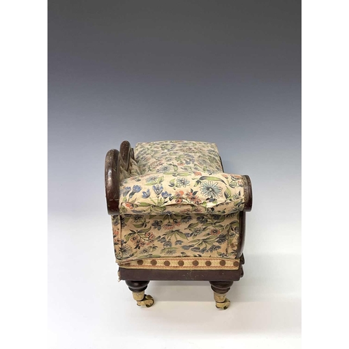 3070 - A Victorian miniature mahogany chaise lounge, possibly an apprentice piece or for a doll, with scrol... 