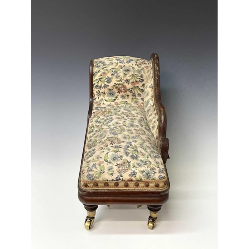 3070 - A Victorian miniature mahogany chaise lounge, possibly an apprentice piece or for a doll, with scrol... 