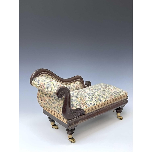 3070 - A Victorian miniature mahogany chaise lounge, possibly an apprentice piece or for a doll, with scrol... 