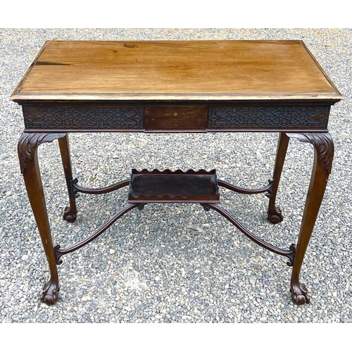 3090 - An Edwardian mahogany centre table, with blind fret carved frieze, on cabriole legs with an undertie... 