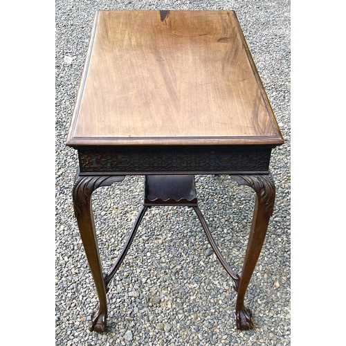 3090 - An Edwardian mahogany centre table, with blind fret carved frieze, on cabriole legs with an undertie... 