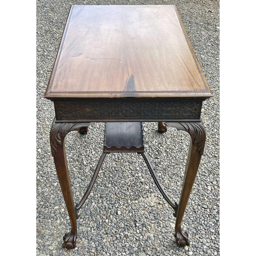 3090 - An Edwardian mahogany centre table, with blind fret carved frieze, on cabriole legs with an undertie... 