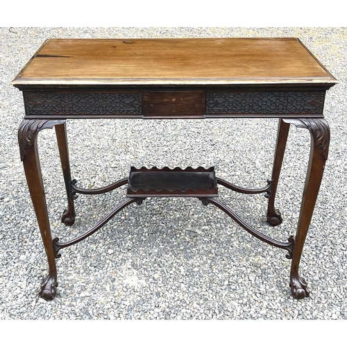 3090 - An Edwardian mahogany centre table, with blind fret carved frieze, on cabriole legs with an undertie... 