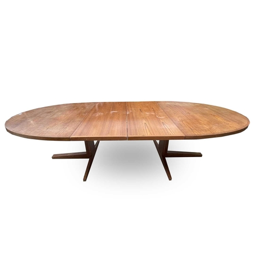 3175 - A Danish mid-century teak extending oval dining table by John Mortensen, with crossbanded edge. Heig... 