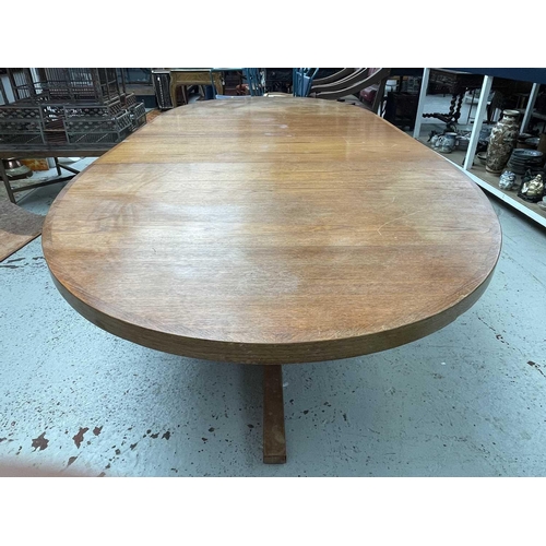 3175 - A Danish mid-century teak extending oval dining table by John Mortensen, with crossbanded edge. Heig... 