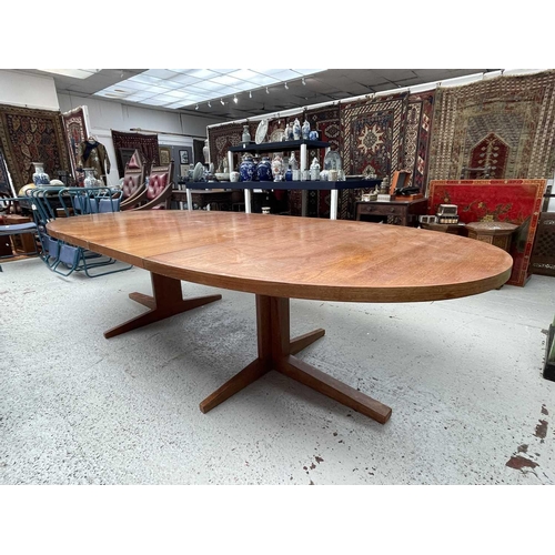 3175 - A Danish mid-century teak extending oval dining table by John Mortensen, with crossbanded edge. Heig... 