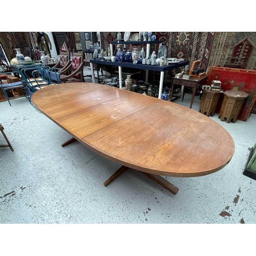 3175 - A Danish mid-century teak extending oval dining table by John Mortensen, with crossbanded edge. Heig... 