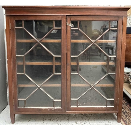 3189 - A mahogany bookcase, early 20th century, with a pair of astragal glazed doors enclosing shelves, on ... 