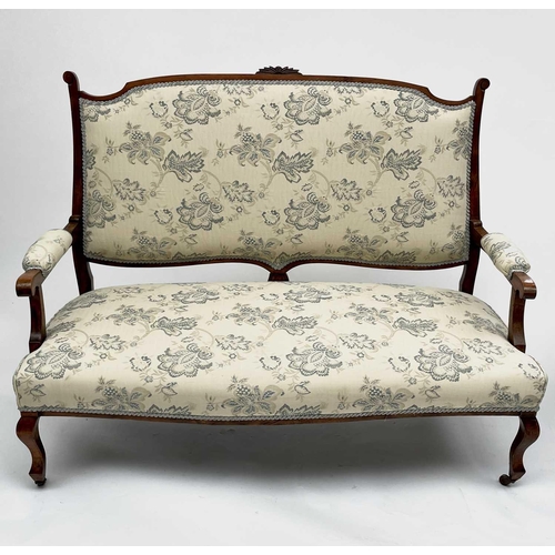 3196 - A late 19th early 20th-century French walnut upholstered settee, height 108cm width 144cm depth 62cm... 