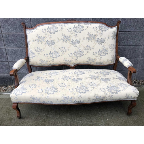 3196 - A late 19th early 20th-century French walnut upholstered settee, height 108cm width 144cm depth 62cm... 