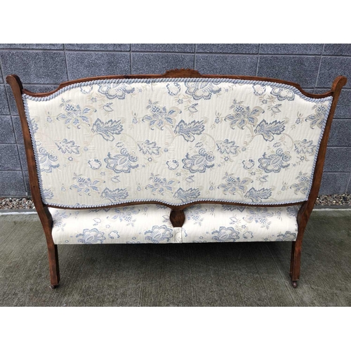 3196 - A late 19th early 20th-century French walnut upholstered settee, height 108cm width 144cm depth 62cm... 