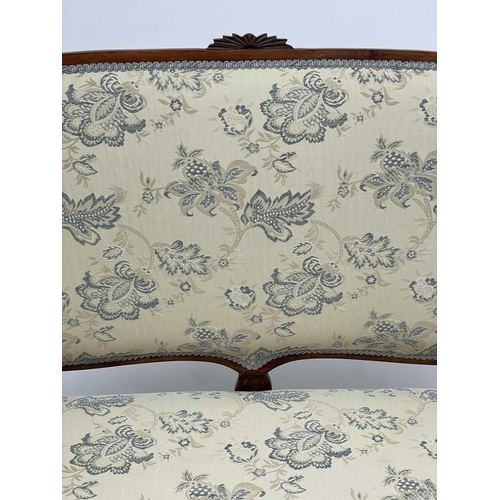 3196 - A late 19th early 20th-century French walnut upholstered settee, height 108cm width 144cm depth 62cm... 