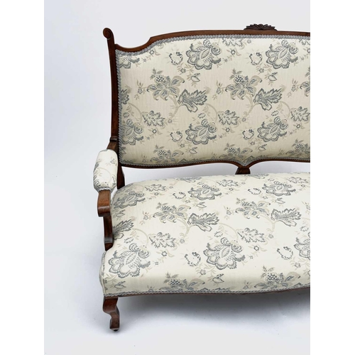 3196 - A late 19th early 20th-century French walnut upholstered settee, height 108cm width 144cm depth 62cm... 