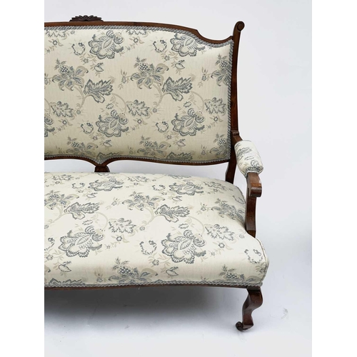 3196 - A late 19th early 20th-century French walnut upholstered settee, height 108cm width 144cm depth 62cm... 