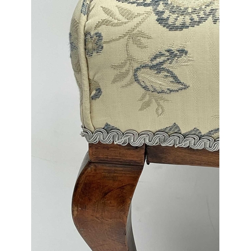 3196 - A late 19th early 20th-century French walnut upholstered settee, height 108cm width 144cm depth 62cm... 