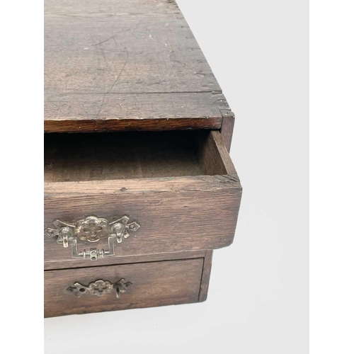 401 - A Victorian oak bank of six drawers. Height 21cm, width 78cm, depth 28.5cm.