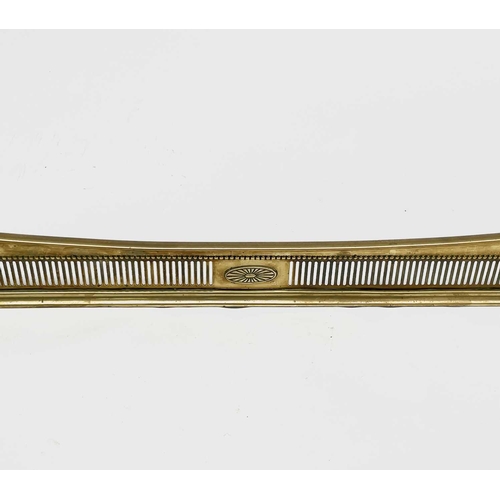 430 - An Edwardian brass fender, with urn finials and applied paterae, width 126cm, depth 31cm.