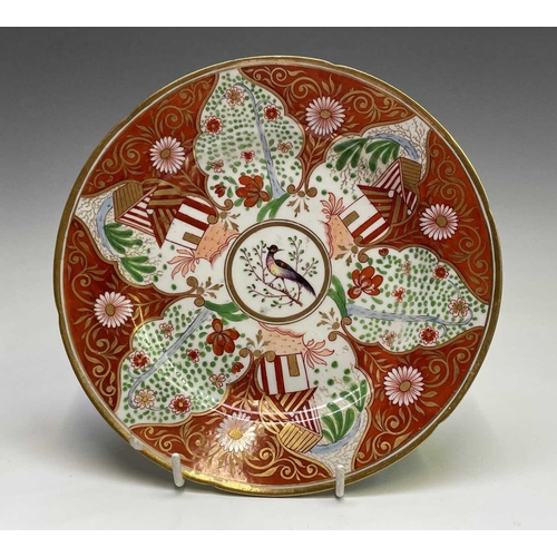 882 - A Worcester plate, with iron red, green and gilt border, centering a polychrome bird, diameter 21.5c... 