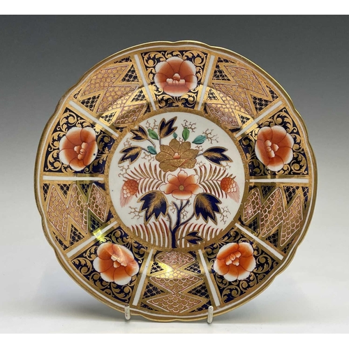 882 - A Worcester plate, with iron red, green and gilt border, centering a polychrome bird, diameter 21.5c... 