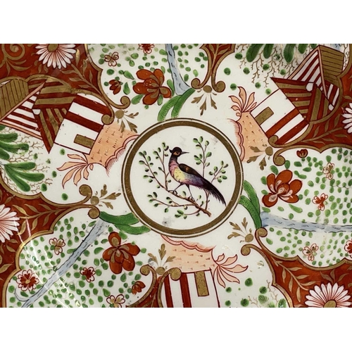 882 - A Worcester plate, with iron red, green and gilt border, centering a polychrome bird, diameter 21.5c... 