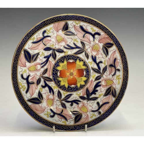 882 - A Worcester plate, with iron red, green and gilt border, centering a polychrome bird, diameter 21.5c... 