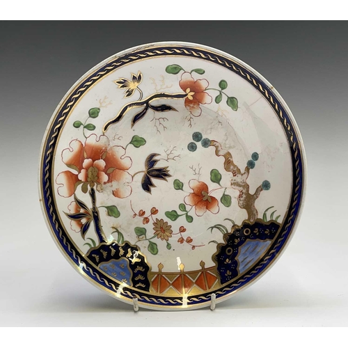 882 - A Worcester plate, with iron red, green and gilt border, centering a polychrome bird, diameter 21.5c... 