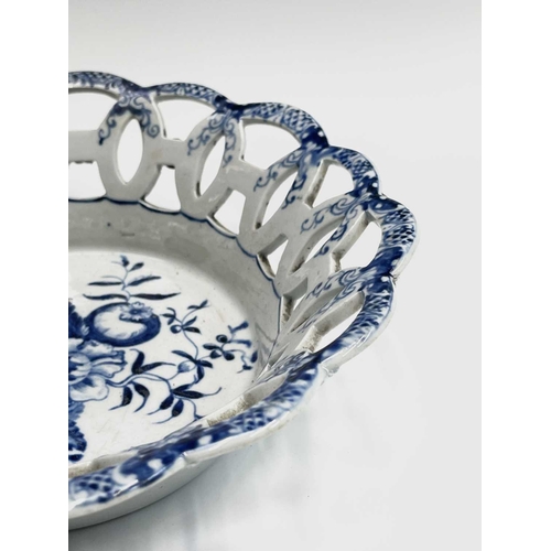 890 - A Worcester blue and white basket, circa 1790, printed with the pine cone pattern, the border pierce... 